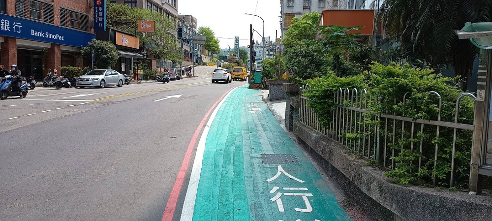 增設北深路3段綠底標線型人行道。 圖：新北市交通局提供