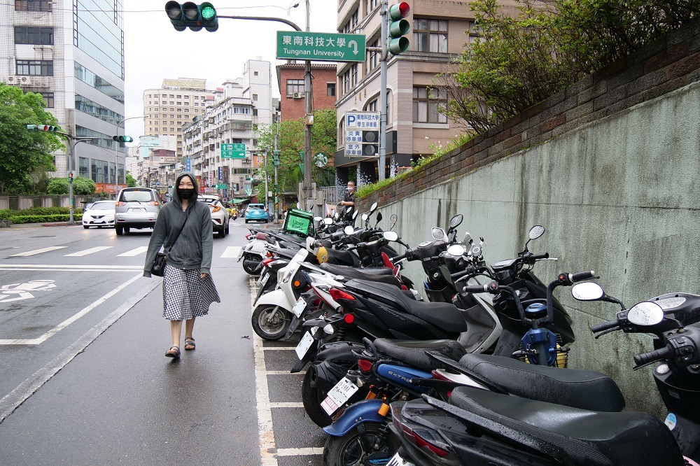 北深路3段北側近東南科大校門口周邊人車混雜情形。 圖：新北市交通局提供