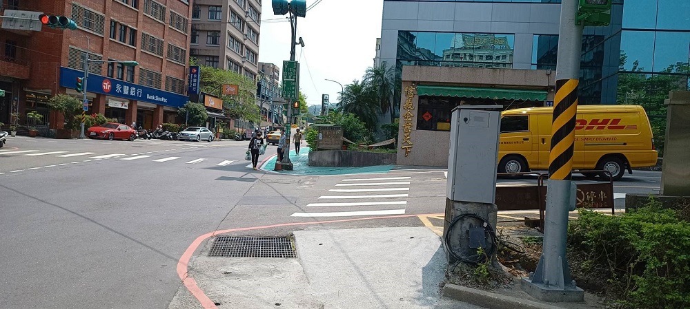 增設北深路3段155巷行人穿越道。 圖：新北市交通局提供