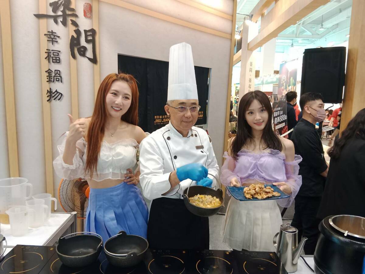 築間餐飲集團請來中職啦啦隊女神打造嬌點。 圖：孫家銘攝