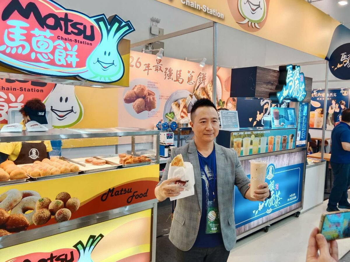 網路人氣商品馬葱餅及馬祖奶茶。 圖：孫家銘攝