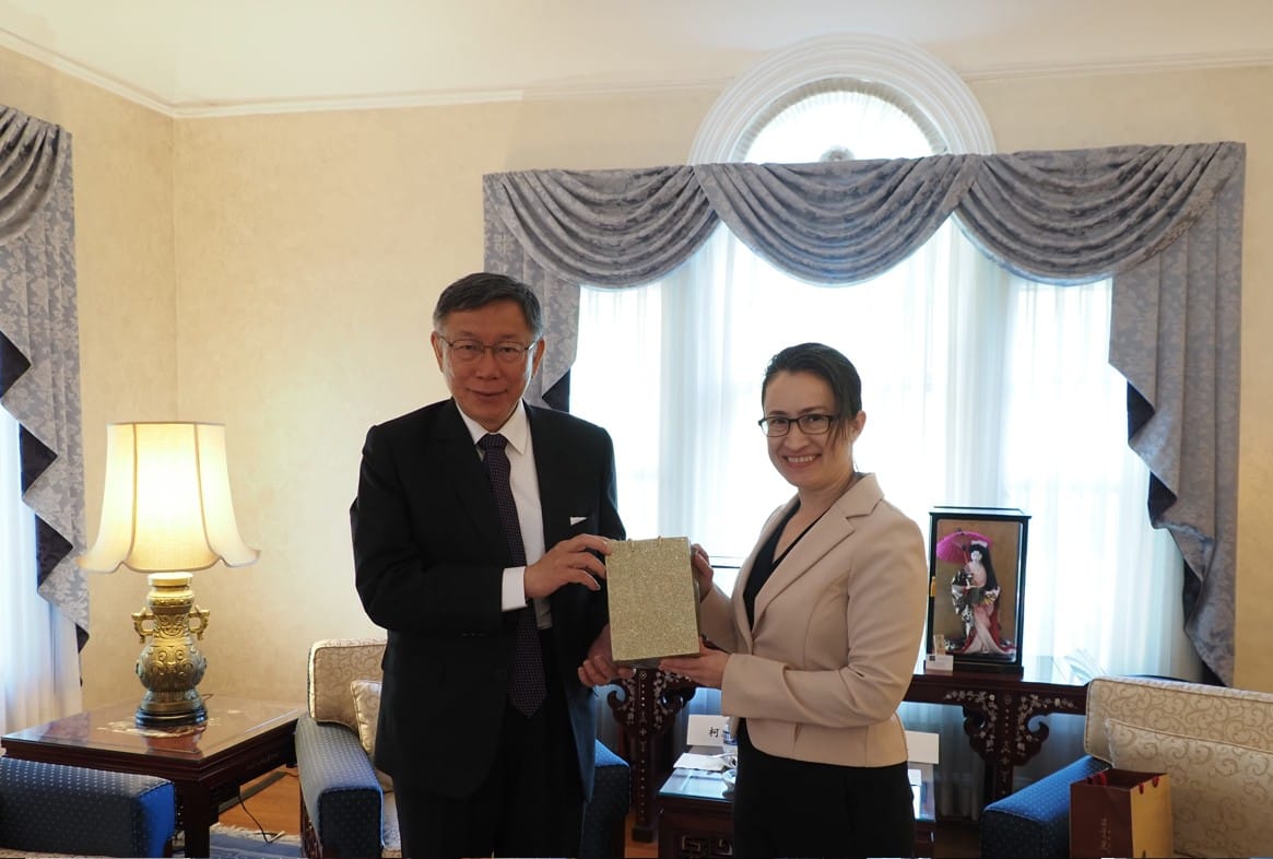 柯文哲率團出訪美國，前往台灣駐美代表處雙橡園拜會蕭美琴。 圖：民眾黨提供