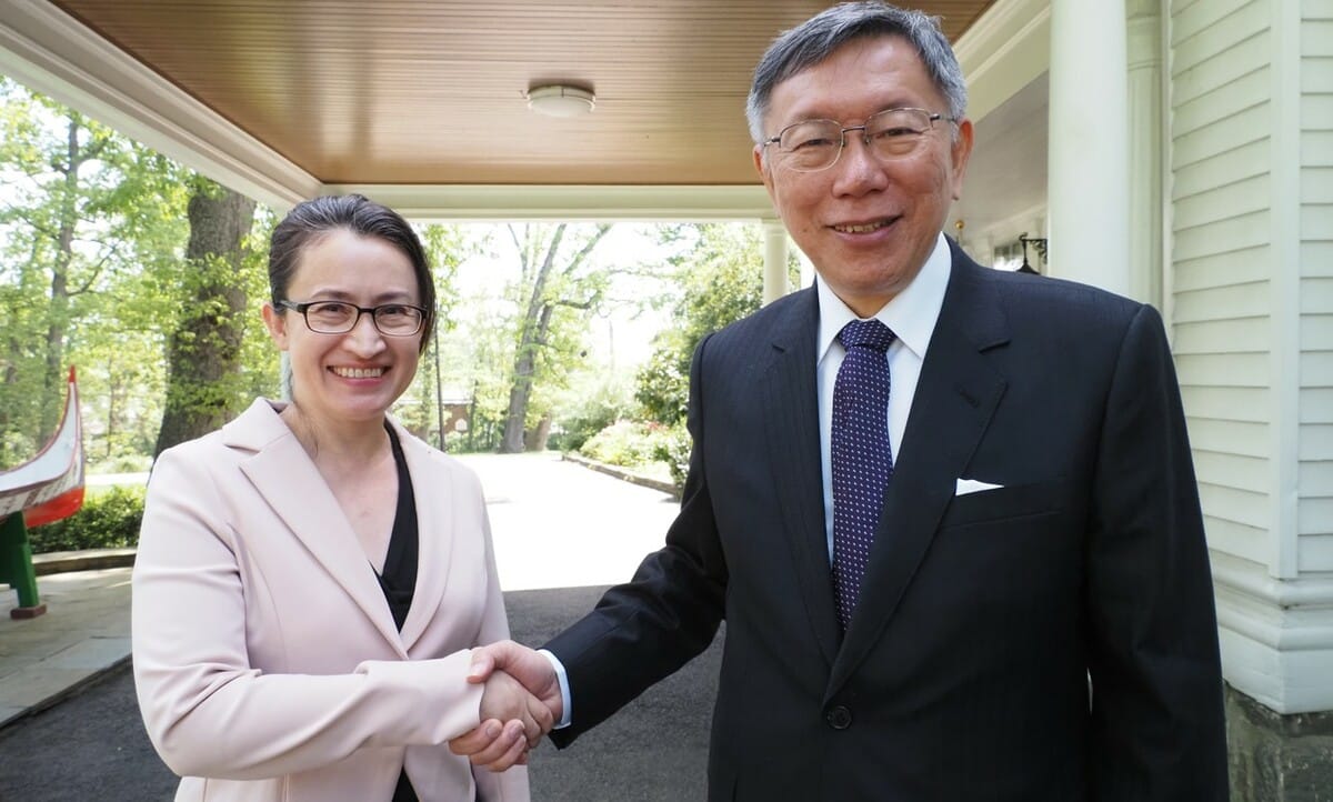 柯文哲率團出訪美國，前往台灣駐美代表處雙橡園拜會蕭美琴。 圖：民眾黨提供