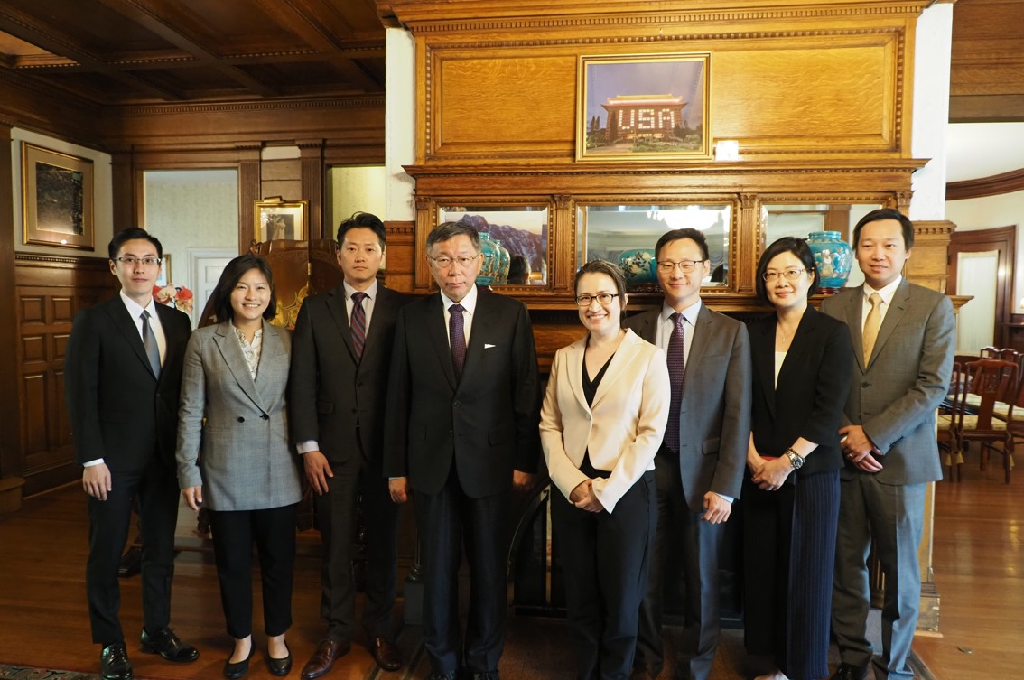民眾黨主席柯文哲率團4月8日出訪美國，前往台灣駐美代表處雙橡園拜會蕭美琴。 圖：民眾黨提供