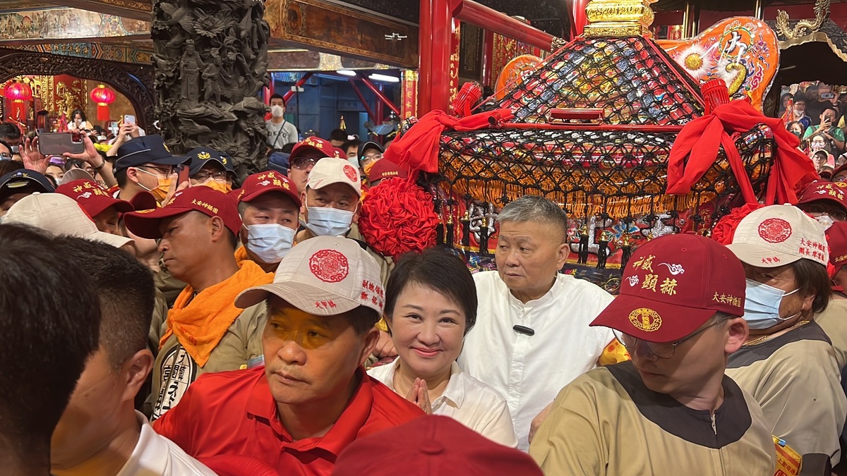台中市長盧秀燕恭迎媽祖起駕，祈求「大甲媽」遶境賜福。 台中市政府/提供