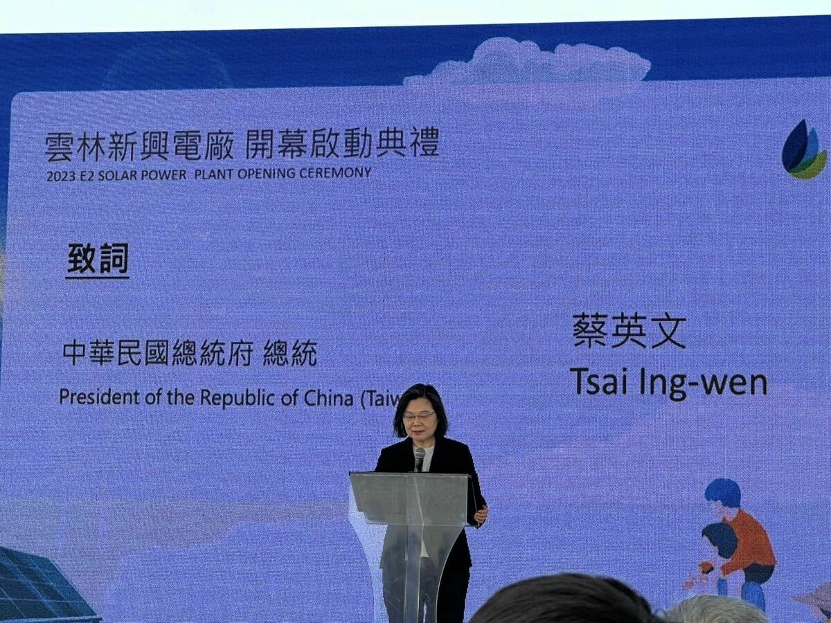 蔡英文在台西韋能電廠啟動儀式中指出，面對低碳、減碳的挑戰，政府希望讓挑戰變成產業轉型的機會。 圖：翻攝自蘇治芬臉書