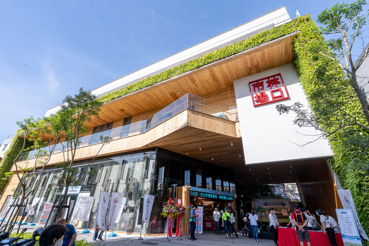 林口公有市場除了室內空間外，串聯林口路與中正路的藝術廊帶及老樹庭園也設有長椅，提供閱讀及休息空間。 圖：新北市市場處提供