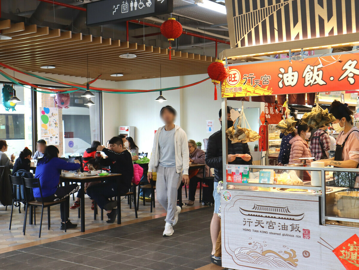 五股公有市場設有室內共食區及半戶外休憩區，旁邊就是新北市立圖書館五股分館。 圖：新北市市場處提供