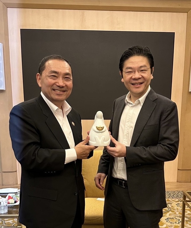 新北市長侯友宜去年總統大選期間訪問新加坡，與時任新加坡副總理黃循財(右)會晤。 圖：翻攝自侯友宜臉書