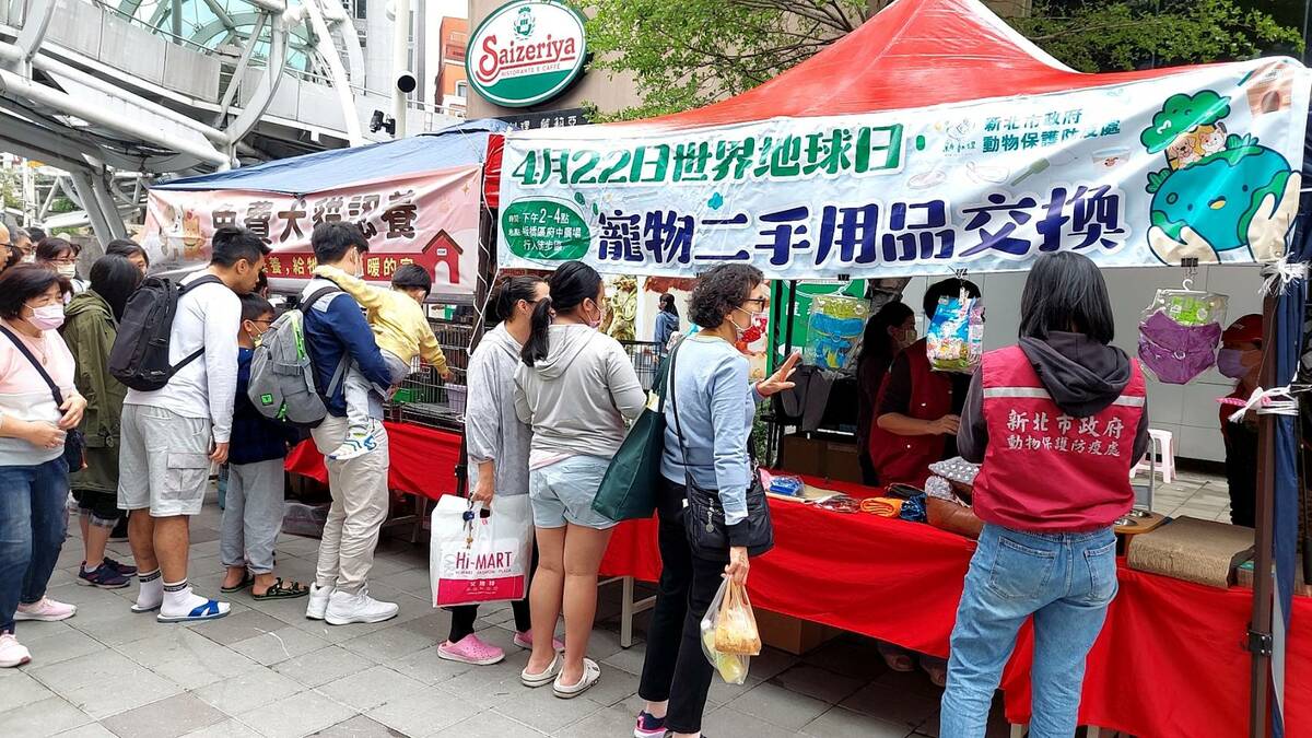大批民眾前來認養毛寶貝，挑選寵物二手用品。 圖：新北市動保處提供