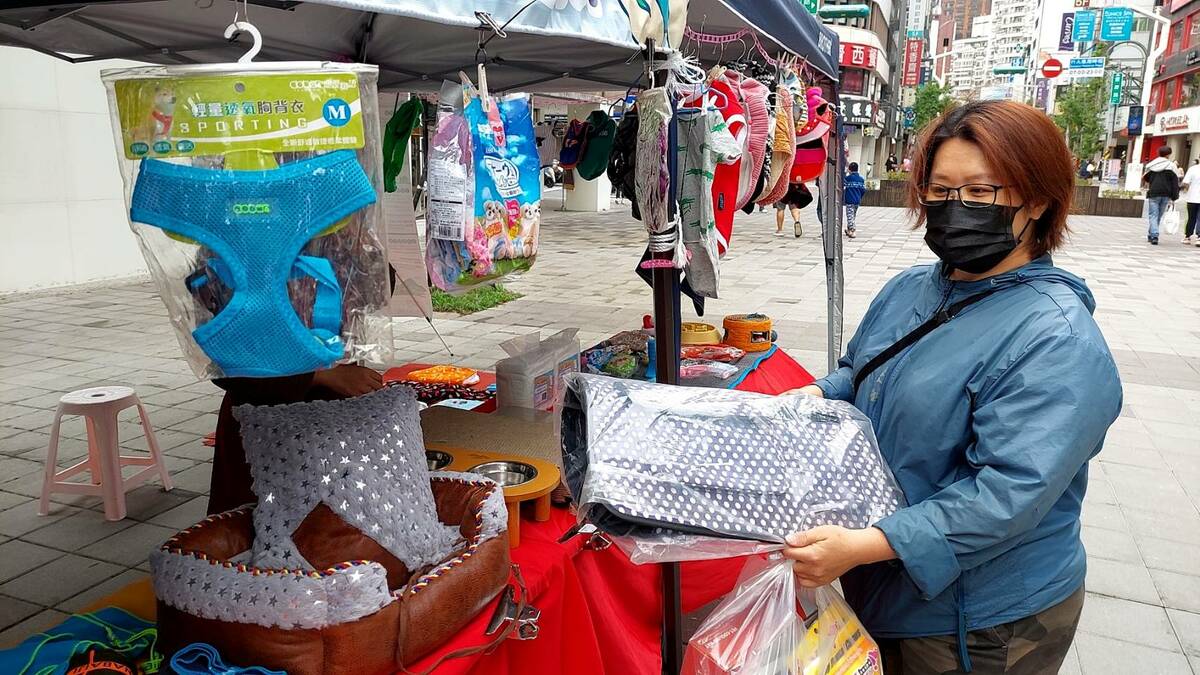 民眾拿自家外出提籠交換。 圖：新北市動保處提供