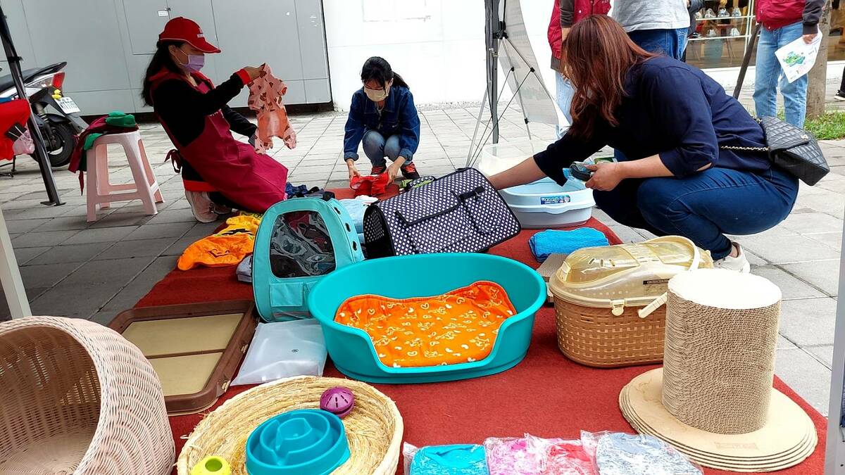 二手用品又以外出籠及二手衣最受歡迎。 圖：新北市動保處提供