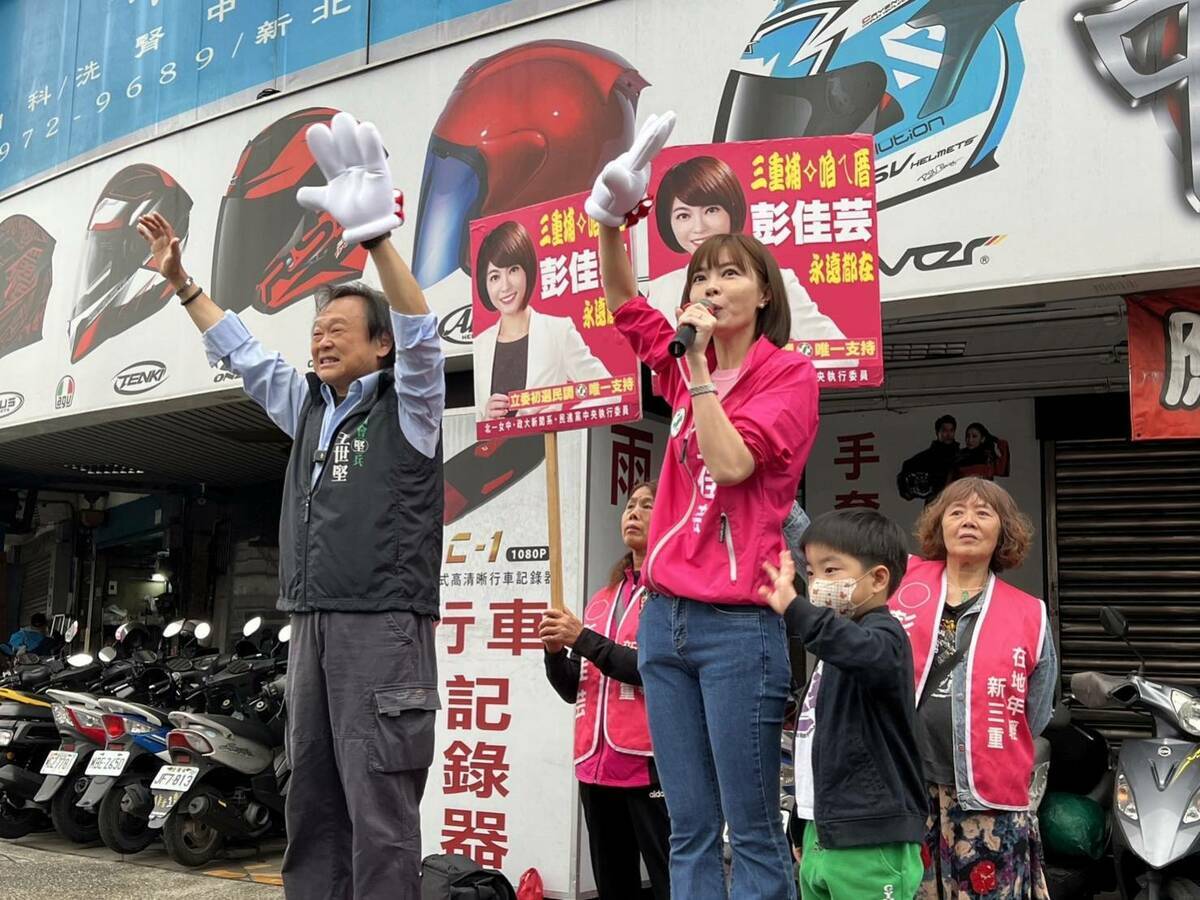 剛通過立委初選的王世堅，也跨縣市幫彭佳芸掃街。 圖：翻攝自王世堅臉書