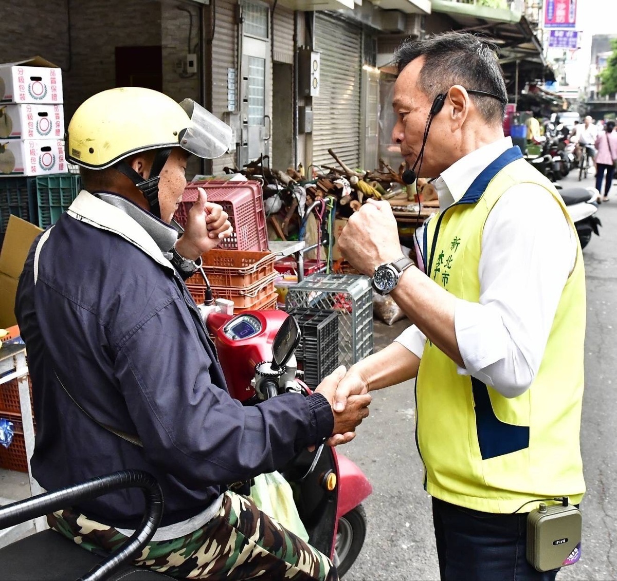 李余典連日掃市場掃街拜票，受民眾熱情回應。 圖：李余典服務處提供