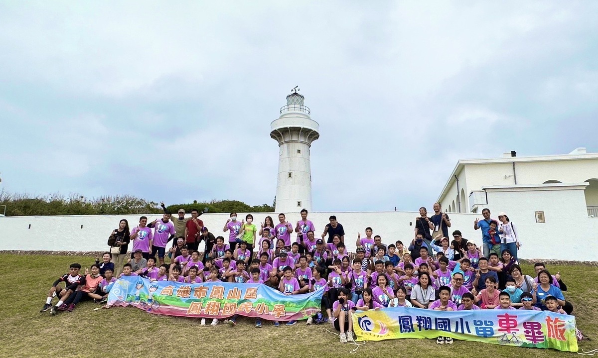 鳳翔國小完成鵝鑾鼻燈塔111公里單車畢旅。 圖：高雄市教育局/提供