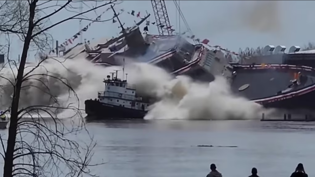 美國海軍「自由級」濱海戰鬥艦「克利夫蘭號(USS Cleveland，LCS-31)」在船廠下水儀式中傳出意外，撞上一旁的拖駁船。 圖：YouTube Tristan Heitkemper頻道影片截圖