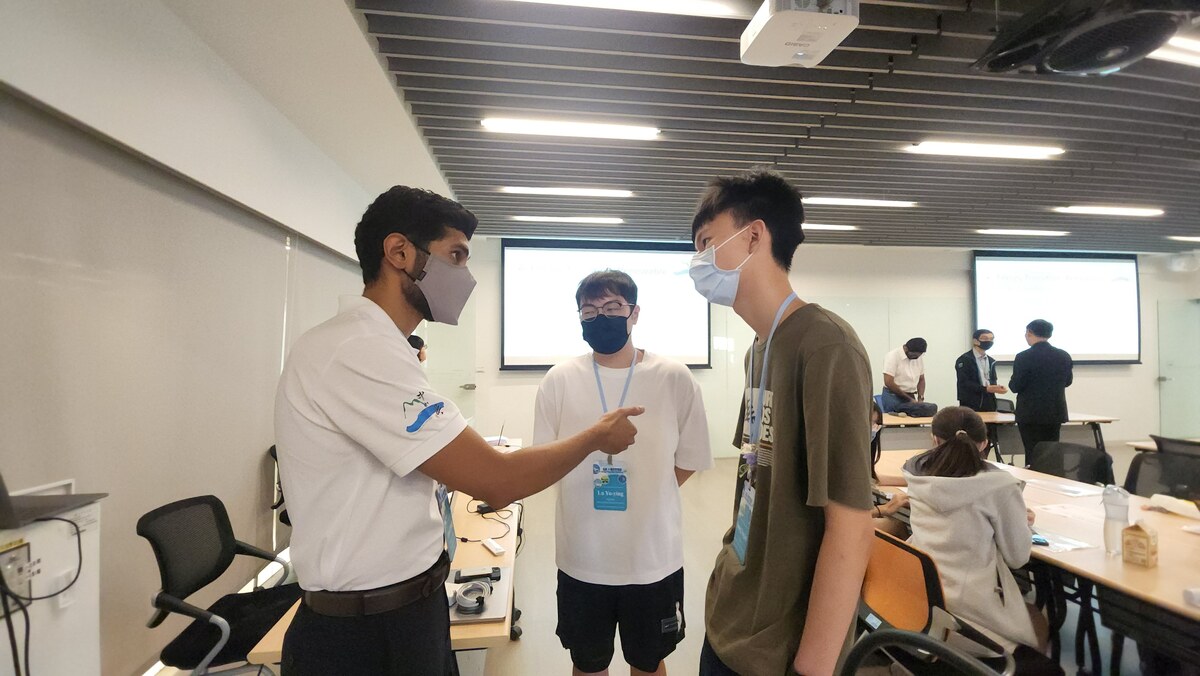 奇異燃氣發電部門總裁Amol Mody(左)與同學討論。 圖：中山大學/提供