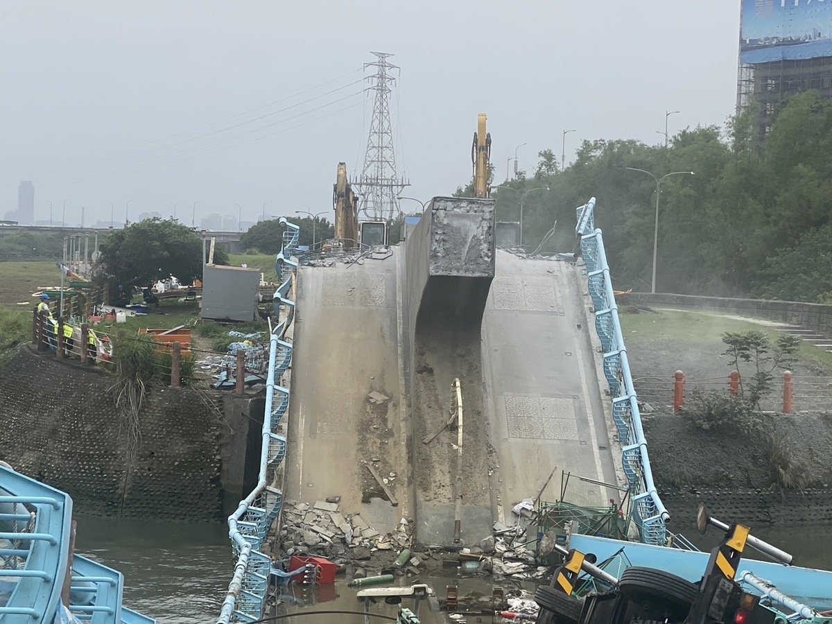 新北市五股觀音坑溪橋21日發生斷橋事件，造成3名工人受傷，24日又出事，1名工人遭吊索擊中送醫。 圖：新北市高灘處提供