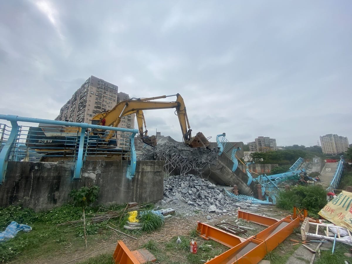 拆除作業將河道裡的阻礙物清除，維持原有河道的排洪能力。 圖：新北市高灘處提供