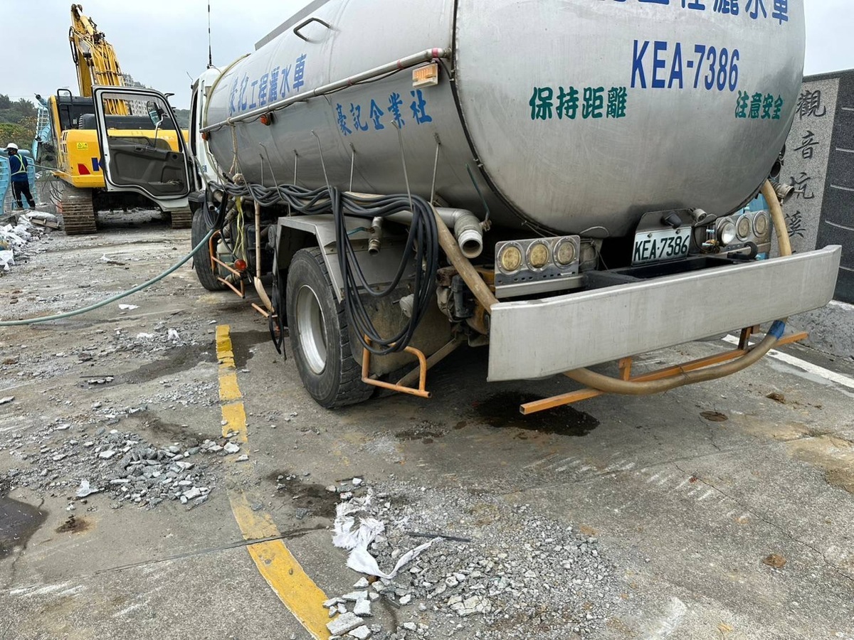 開始拆除河道的橋面版阻礙物等，水車配合出動。 圖：新北市高灘處提供