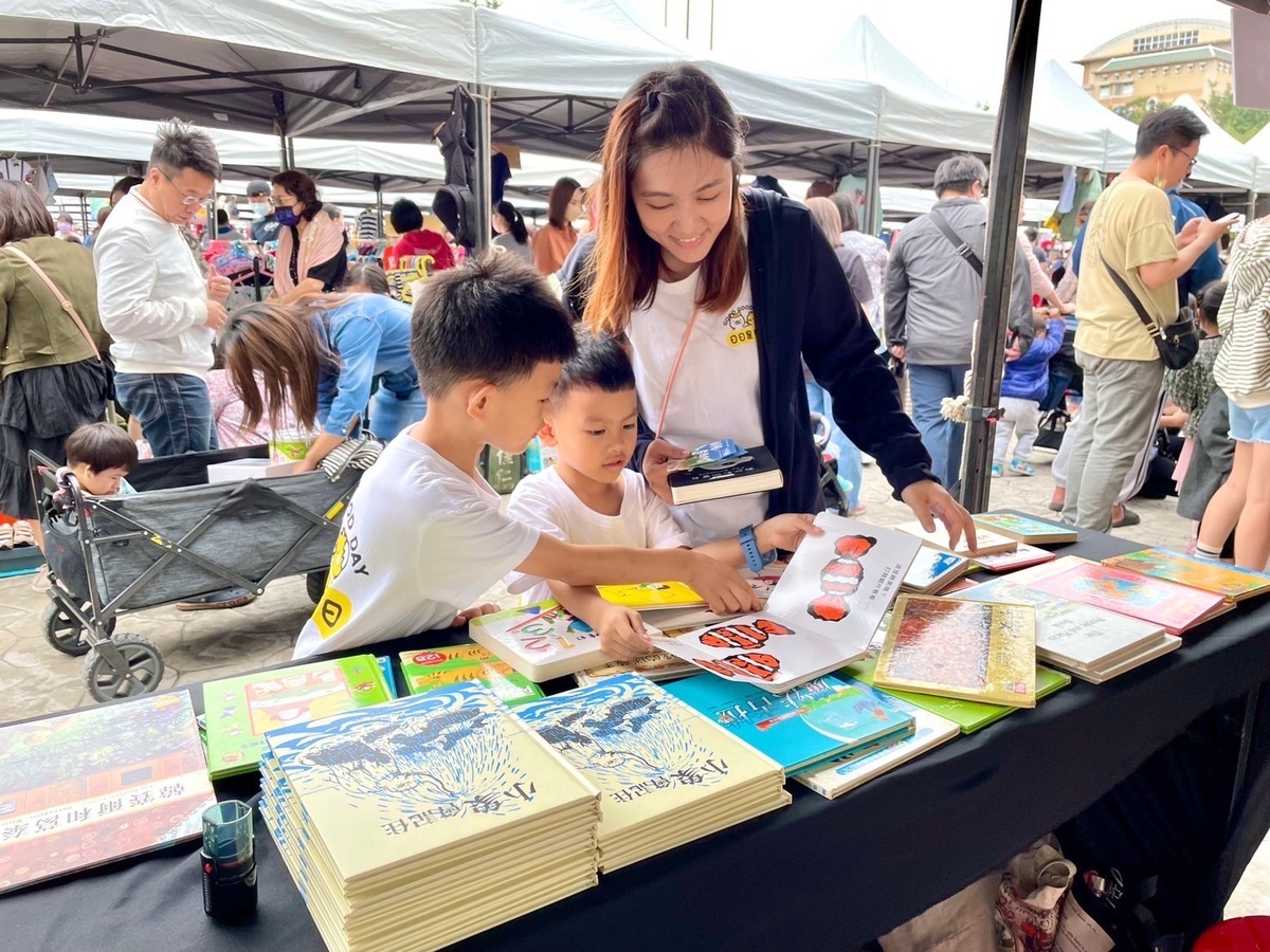 以書換書環保愛地球。 圖：新北市青年局提供