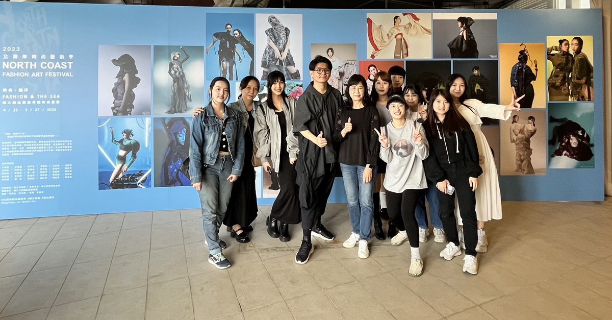 展區入口大型掛畫牆面，展示設計學子23幅精美時尚攝影作品。 圖：新北市漁業處提供