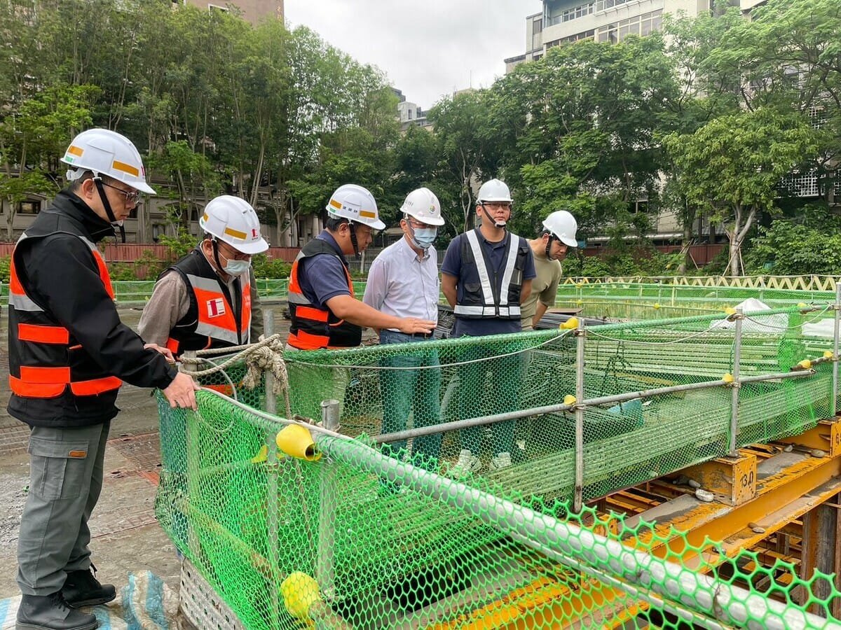 交通局副局長金肇安日前視察停車場工程品質和進度。 圖：新北市交通局提供