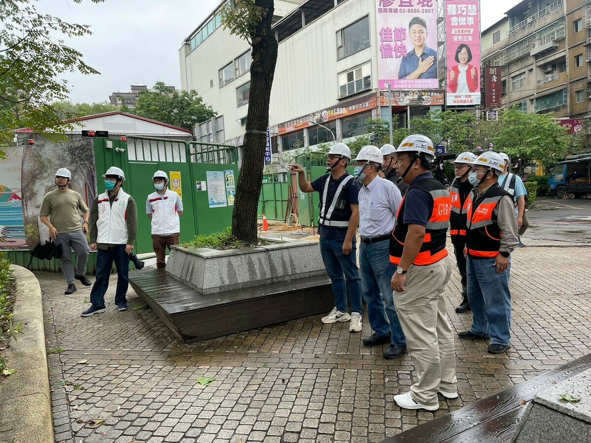 金肇安視察停車場工程。 圖：新北市交通局提供