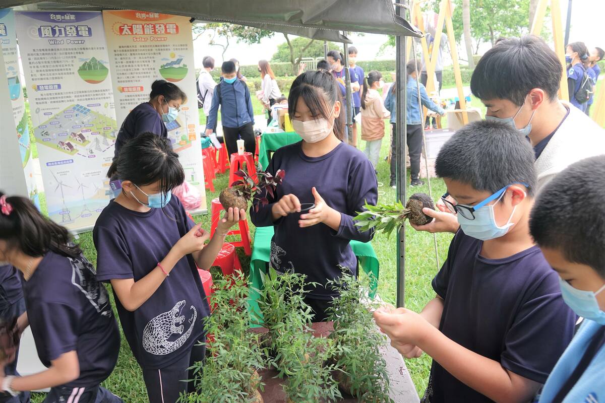 平溪國小帶來綠色生態球DIY解說，小朋友帶領民眾製作專屬的植栽，綠意十足。 圖：新北市教育局提供