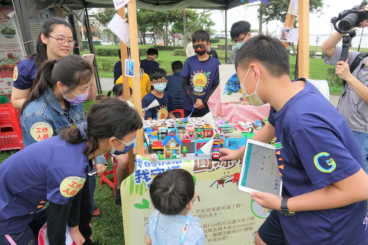 埔墘國小也響應園遊會活動，分享「圓源不絕、綠能FUN電」，介紹樂高城市綠能機械。 圖：新北市教育局提供