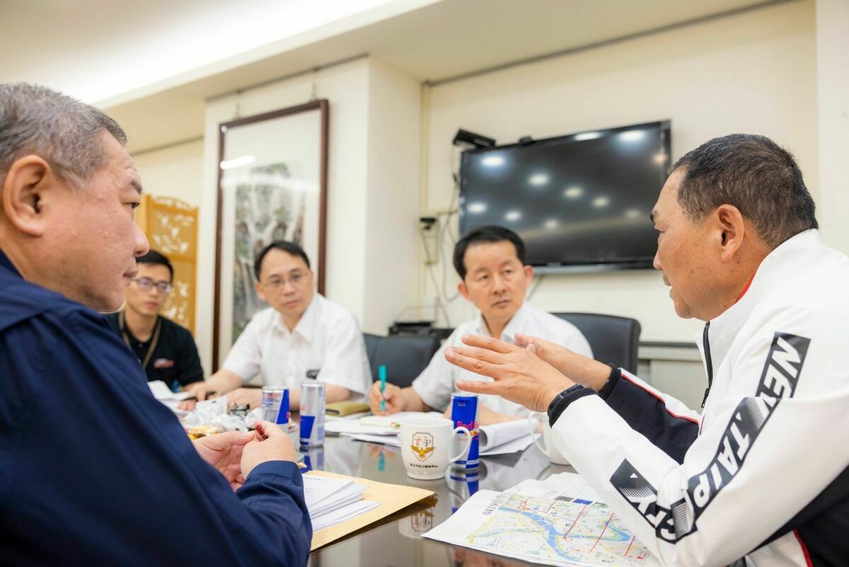侯友宜前往新北市刑事警察大隊關心辦案進度。 圖：翻攝侯友宜臉書
