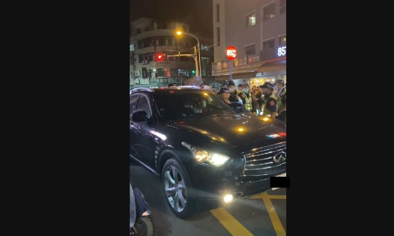 大甲媽鑾轎22日晚間行經自強路往南方向時，遭酒駕男硬闖管制路段，員警隨即噴灑辣椒水制止，並依現行犯將其逮捕。 圖片來源／翻攝古意囝仔看廟會