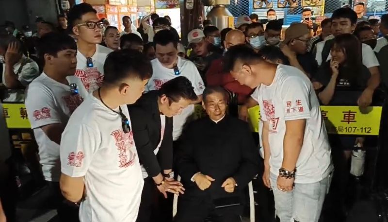 ▲大甲鎮瀾宮媽祖繞境抵達彰化，統促黨總裁張安樂也現身，與顏清標短暫交談後接過扶轎位置，張安樂並表示「非常開心」。 （圖／翻攝張安樂粉絲團）