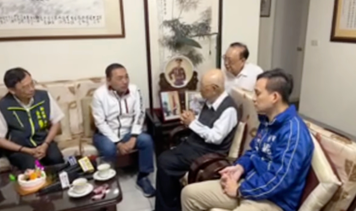侯友宜上午在許歷農外甥、新北市議員葉元之的陪同下替許105歲生日祝壽。 圖：擷取自YouTube 「葉元之·原汁原味」