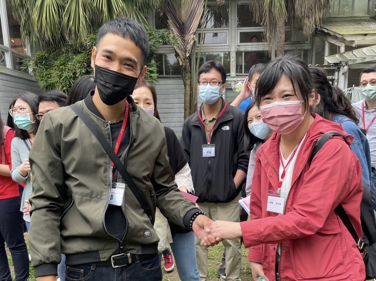 新北市民政局22日舉辦今年第一場單身聯誼，60名單身男女一同遠離都市喧囂，賞桐花、玩藍染工坊。 圖：新北市民政局提供