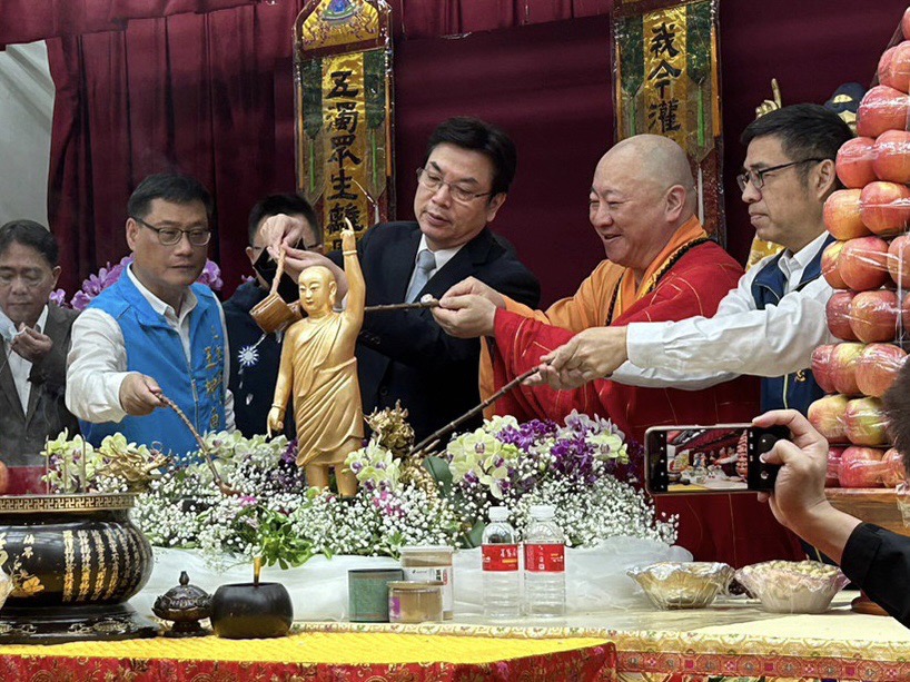 新北市副市長劉和然（左二）上午特別由民政局長柯慶忠（右一）、三重區長王坤南（左一）陪同參加「浴佛節慶典大會」。 圖：新北市民政局提供