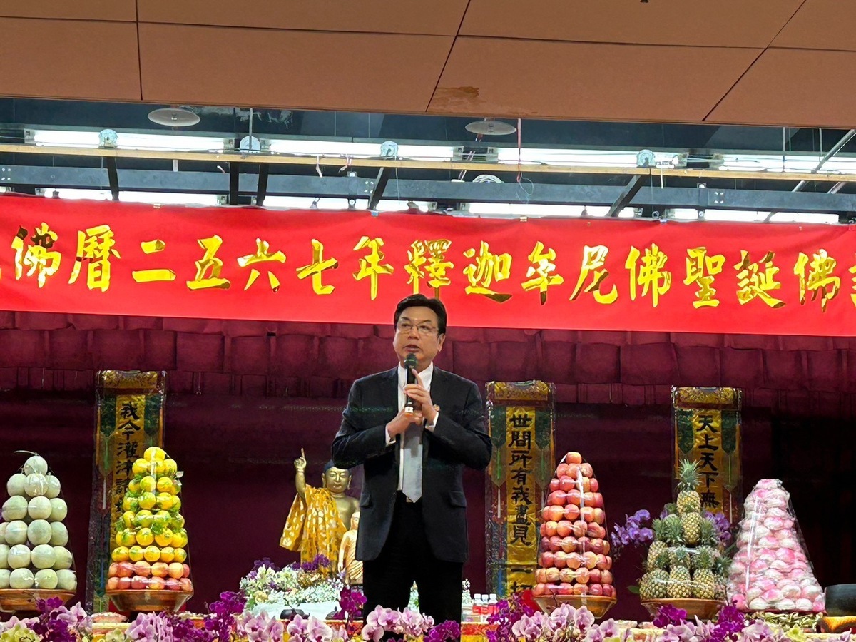 新北市副市長劉和然參加「浴佛節慶典大會」，祈求佛陀福澤社會、消弭災難，並保佑市民平安健康。 圖：新北市民政局提供