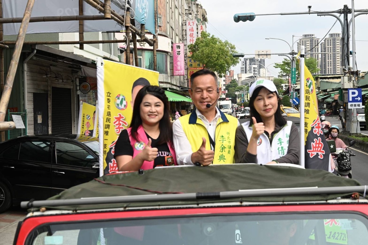 新北市議員邱婷蔚（左）、李倩萍（右）陪李余典車掃。 圖：李余典服務處提供