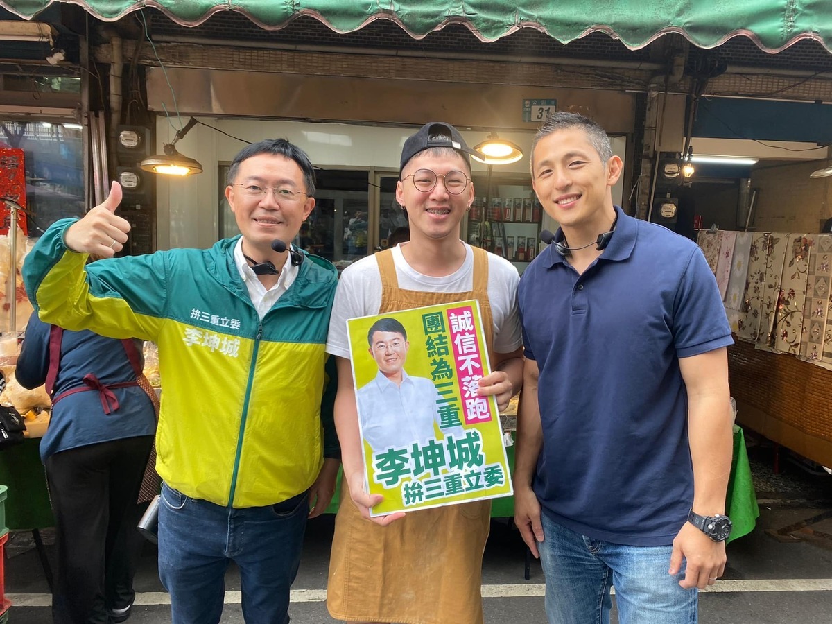 吳怡農（右）表示，他和李坤城（左）都是堅持正向誠信的選舉，尤其李這次放棄議員連任拼立委，這點令他很佩服。 圖：取自李坤城臉書