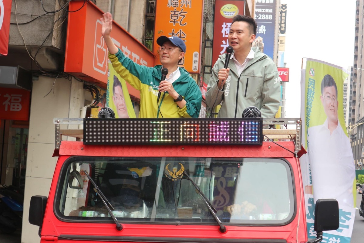 鄭朝方（右）陪李坤城車隊掃街。 圖：取自李坤城臉書