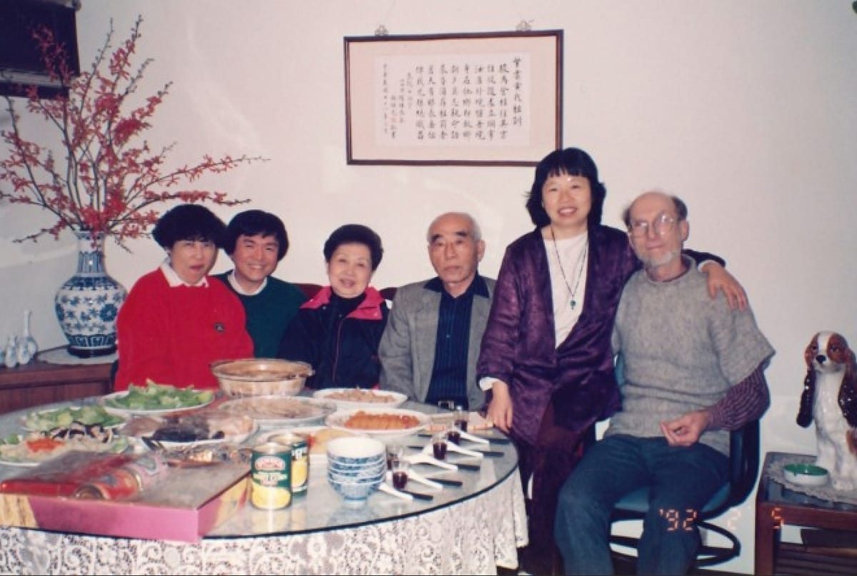 黃晴美第一次攜夫返台的家人團聚，右起：培熙、黃晴美、父親、母親，以及小妹黃勝美夫婦。 圖：台灣人權促進會提供
