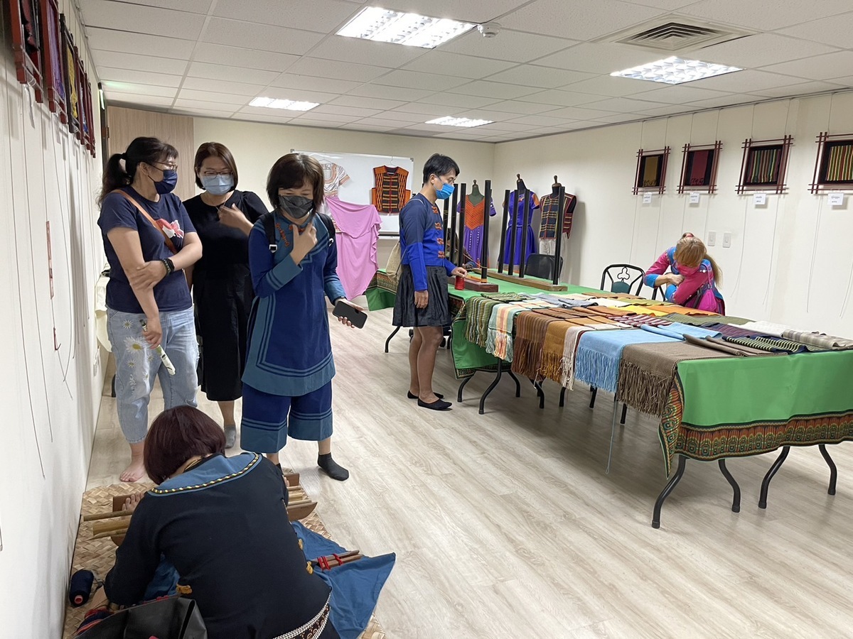 手工藝精品平台展示文健站長者作品。 圖：高雄市原民會/提供