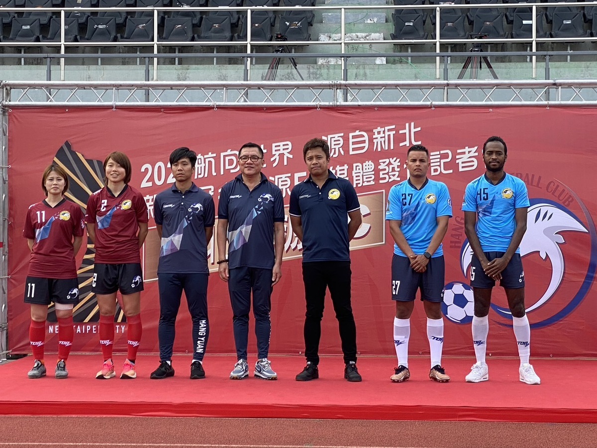 新北航源FC足球隊2023全新賽季加入4名外籍球員，男足右一：印尼籍UsmanDiarra_ Aidil，右二：瓜地馬拉籍Gera羅獅誠。女足左一：田中美和Miwa，左二：玉村如捺_ Yukina。 圖：新北市體育處提供