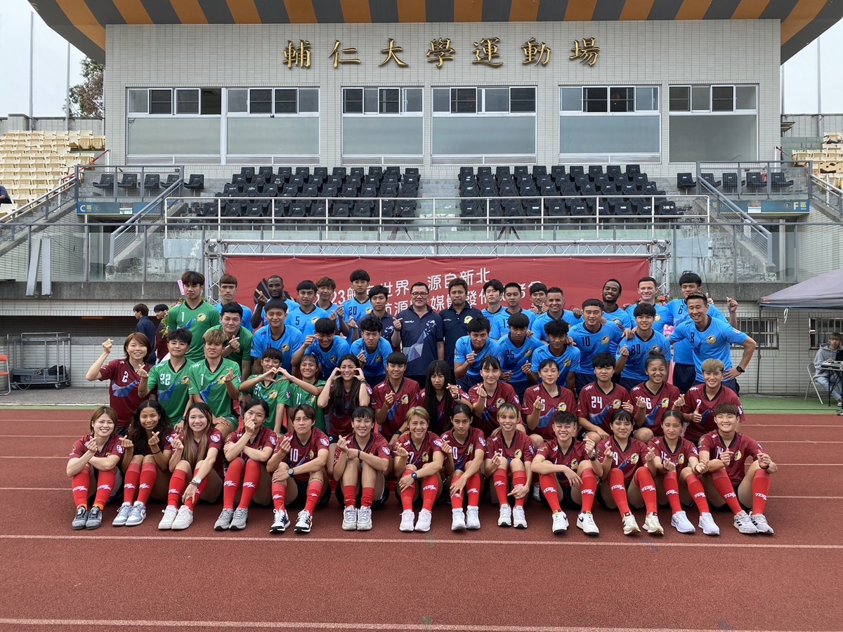 新北航源FC足球隊男女隊員合影。 圖：新北市體育處提供
