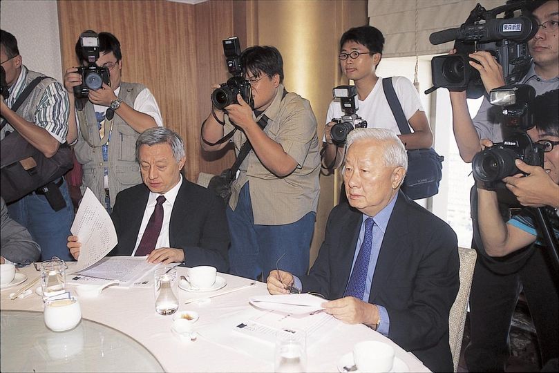 潘建志表示，發展矽盾，讓全世界來保護島國安全，並不是現在才出現的大戰略。當年以李國鼎為首的技術官員們，就已經穿越時空預見到了。（圖坐著左為曹興誠，右為張忠謀） 圖：翻攝自潘建志臉書