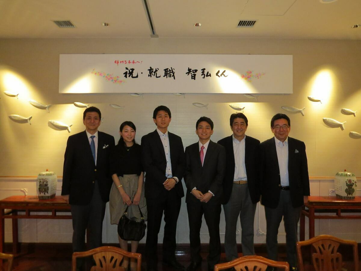 日本前首相安倍晉三（右二）2015年時參加家族聚會，岸信夫（左）的長男岸信千世（左三）應該是大學剛畢業。 圖：翻攝自岸信夫臉書
