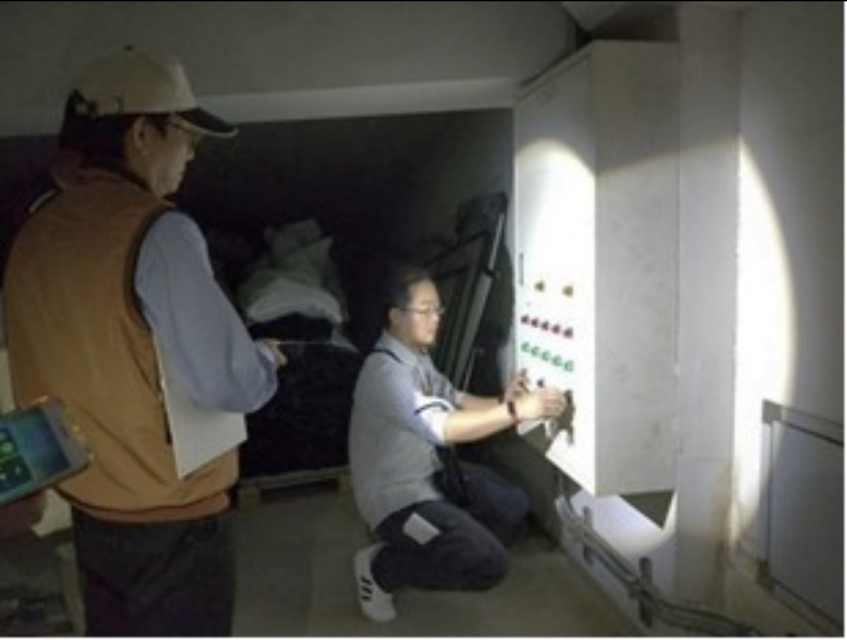 技師進行透水保水設施檢查。 圖：新北市水利局提供