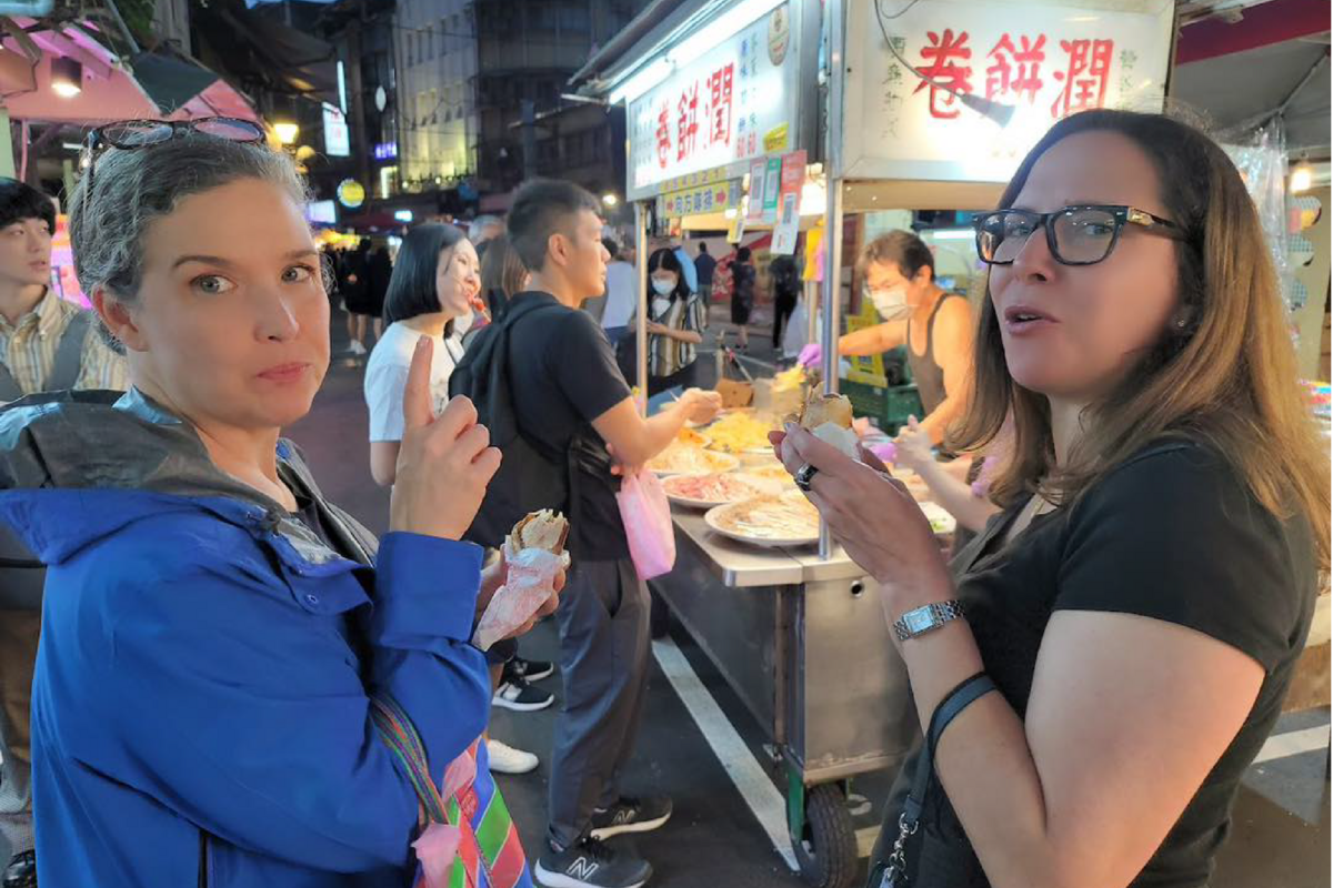 孫曉雅與羅森伯格逛饒河街夜市。 圖：翻攝AIT臉書