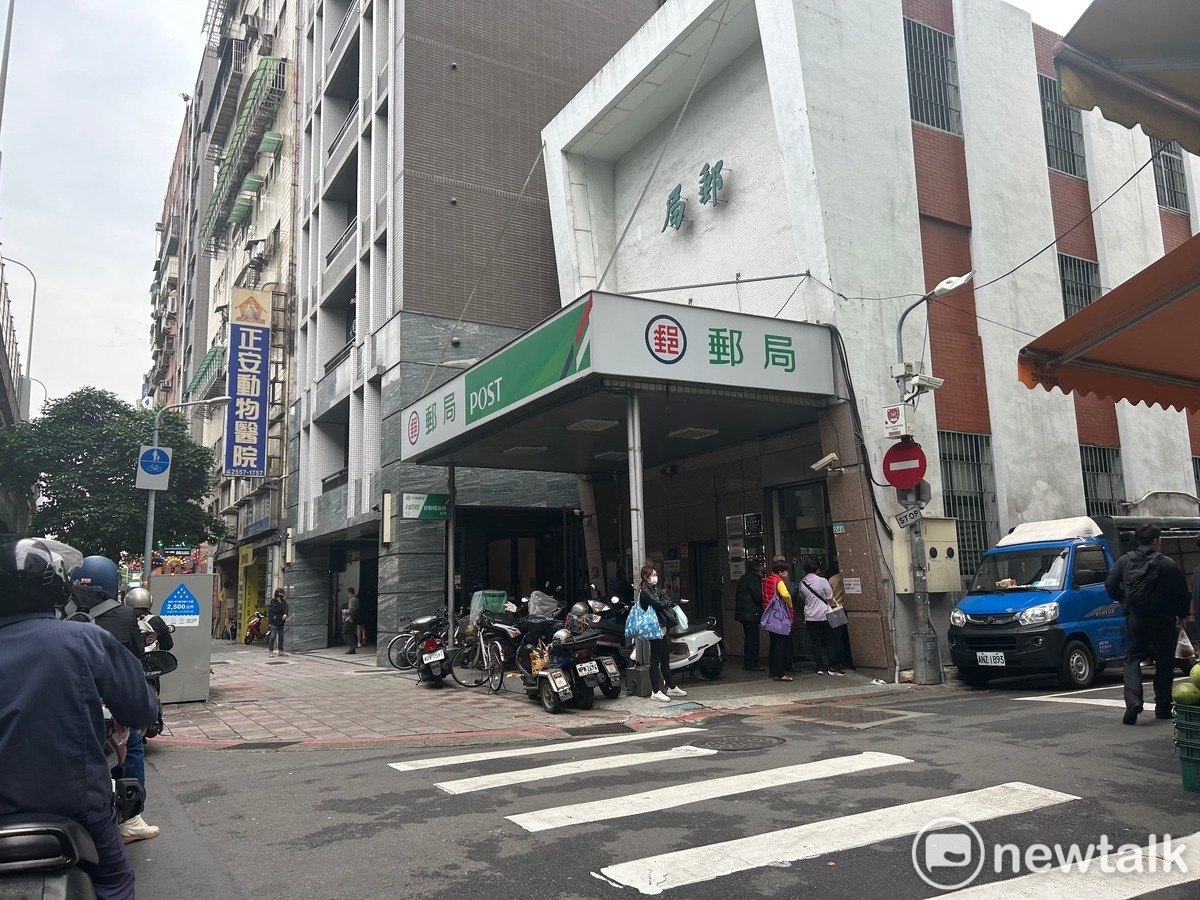 一名已婚郵差透過交友軟體訕多名女子並交往，帶往住處或旅館發生性行為，並架設針孔偷拍，還有部分被逼簽性奴隸契約，受害者超過70人。（郵局示意圖）。 圖：林岑韋／攝