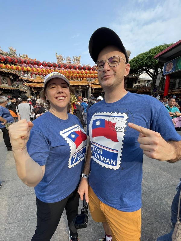 今年吳鳳帶著妹妹一同參加大甲鎮瀾宮的媽祖遶境活動。 圖：翻攝自FB/吳鳳 Rifat